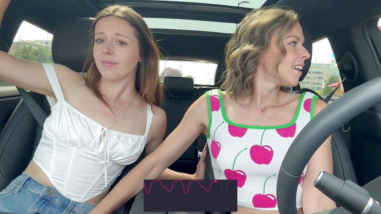 Nadia Foxx ve Serenity Cox tahrikte gür uzaktan kumandalı vibratör kullanıyor ve sert boşalıyor
