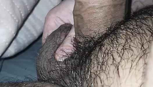 Büyük ereksiyonlu üvey oğlu üvey anneden elle muamele alıyor