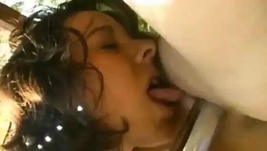 Güzel lezbiyenler amcık yalıyor ve açık havada oynuyor