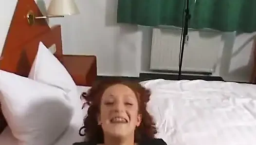 Kıvırcık saçlı kızıl saçlı genç kız bakış açısıyla parmaklanıyor