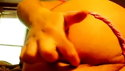 Sarışın masturbates ona ıslak kedi üzerinde web kamerası