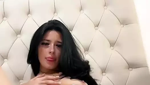 Amerikalı değişim öğrencisi tek başına oynuyor