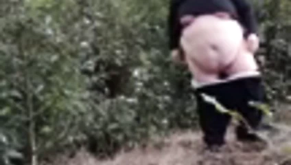 Göbek ve göğüsler ormanda parlıyor