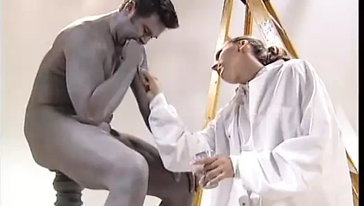 Heykeltıraş bebeğim rahatla ve heykeli onu becermek için canlanıyor