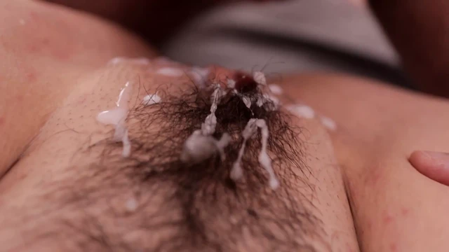 Трах и камшот красивой волосатой киски крупным планом с громким стонущим женским оргазмом