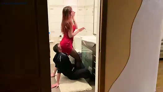 Kırmızı elbiseli metresi sandalye köle kullanır - facesitting görmezden gelin