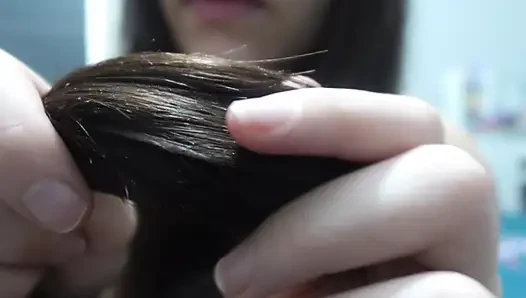 Hintli bir kız saçlarını çıplak taraklıyor, sonra saçlarını tararken asmr videosu çekiyor, sonra yakın çekim gösteriyor ve asmr yapıyor