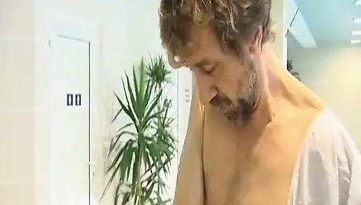 Блондинка жестко скачет на члене у бассейна, а шлюшку долбят