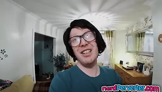 Sıska genç zevk bir binmek üzerinde bir nerds horoz