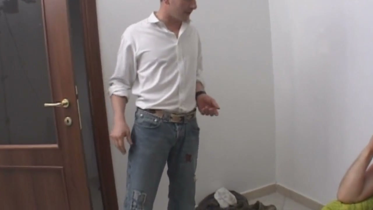 Üvey kız edepsiz üvey sevgilisiyle ilgileniyor