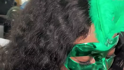 Göt dilliyor, oral seks yapıyor ve yüzümde bitirmesine izin veriyorum (boşalma)