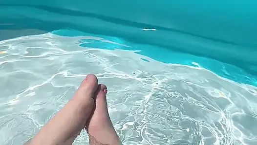 Havuzda tek başına ayakla oynama