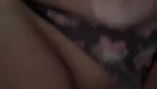 Sürtük ateşli evli kadın kocası kayıt yaparken arkadaşıyla seks yapıyor