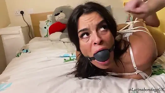 Latina wirklich eng und sabbernd mit einem riesigen ballknebel (kleinere Größe)