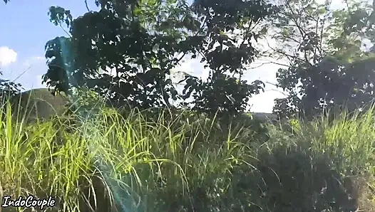 Istri muslim berhijab selingkuh sama kekasih rahasianya. Mereka berdua bercinta di dalam tenda kemping