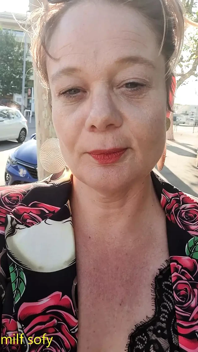 Я возвращаюсь с вечеринки и натыкаюсь на фаната, который обожает милф. Я сосу у него на улице, а он трахает мою задницу и кончает мне в лицо