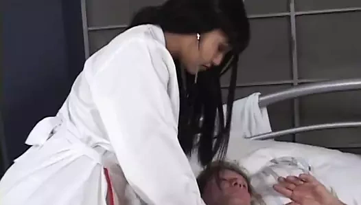 Güzel memeli azgın Asyalı hemşire kız yatakta sulu bir yarağı emiyor ve sikiyor