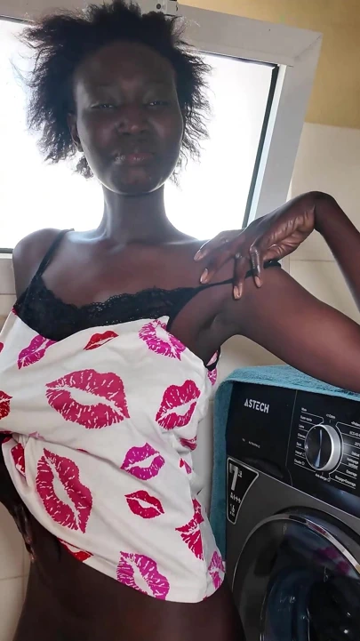 Sıska Nubian sürtük domalıyor ve boşalıyor (fv)