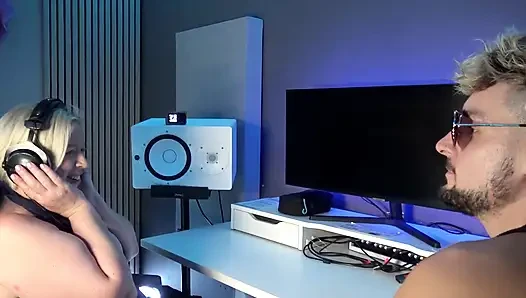 Yahudi genç erkek avcısı bana kayan yıldızı sikmeyi öğretiyor