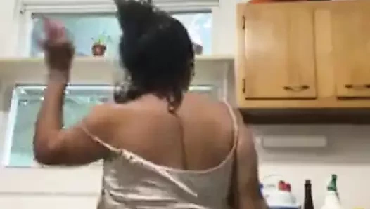 Bulaşıkları yıkarken olgun latina dansı yapan horoz yetiştirme