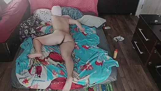 Ateşli amatör bir çiftin vücuda yağ ile şehvetli masajı.