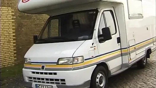 Yüze boşalmayı seven sarışın genç erkek avcısı ile arabada seks