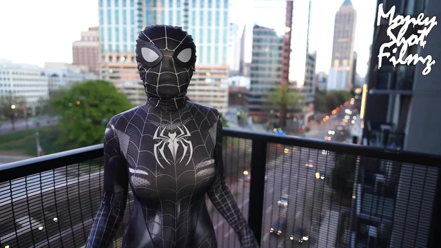 Diş telli Cosplay Genç Kız Creampie ve Dev Yüz Boşalması Alıyor