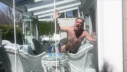 Hunk üvey baba ayı verandada çıplak güneşleniyor 4