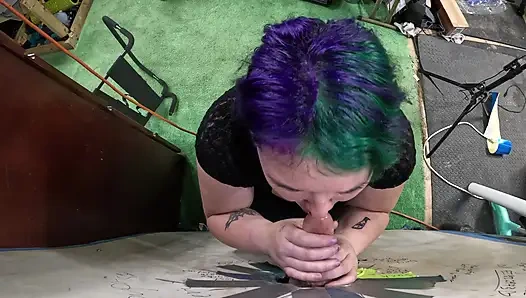 Gotik genç kız deliğini ziyaret etti onu emiyor