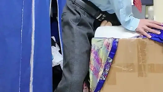 Yaşlı adam üzerinde çalışıyor