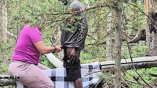 Sürtük ateşli evli kadın Polyjswitch ormanda biraz büyük odun buluyor