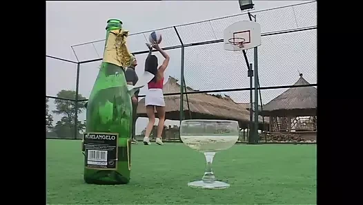 Ateşli tenisçi işemeyi ve yarak emmeyi seviyor