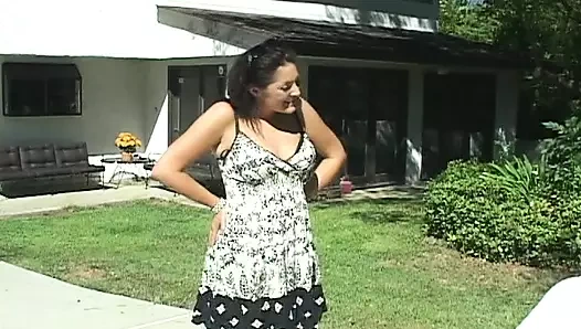 Edepsiz lezbo sürtükler açık havada birbirlerine yumruk sokuyor ve yalıyor