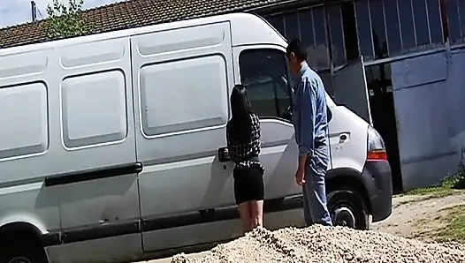 Büyük memeli Fransız tanrıça ile çifte penetrasyonlu üçlü seks