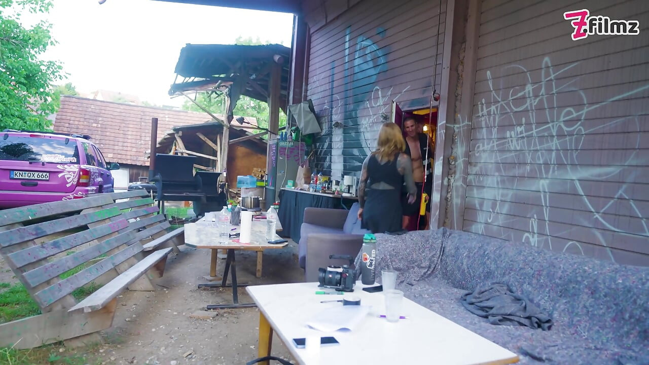 Mayhem fışkırtmalı seks partisi içinde anal sikiş, sakso ve çifte penetrasyonlu mürekkepli kızlar!