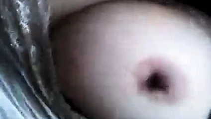 Jaqueline mostrando os peitoes