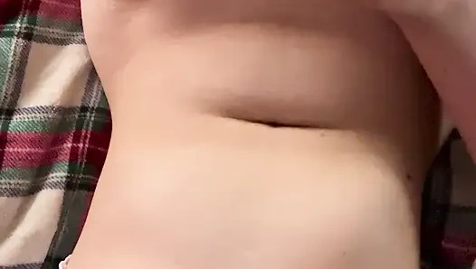 Yaramaz kız klitorisini ovuşturmayı bırakamıyor