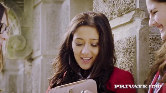 Azgın üniversiteli kız Natalia Starr öğretmeniyle sert sikişiyor