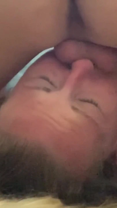 Taşaklar gırtlağına büyük bir boşalma atarken gırtlağına kadar öğürüyor | Klip 3