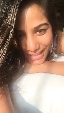 Poonam Pandey canlı
