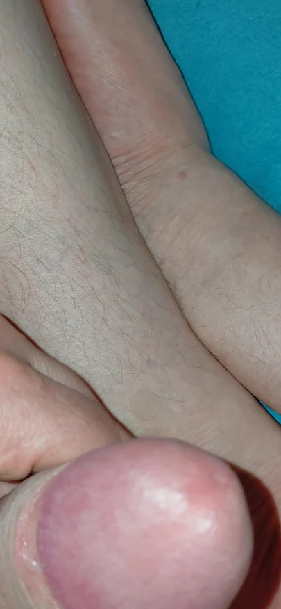 Ayakları spermle yıkıyor