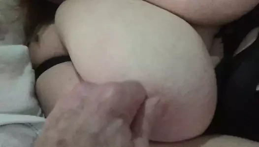 Sıcak karısının kıvrımlarını keşfetmek