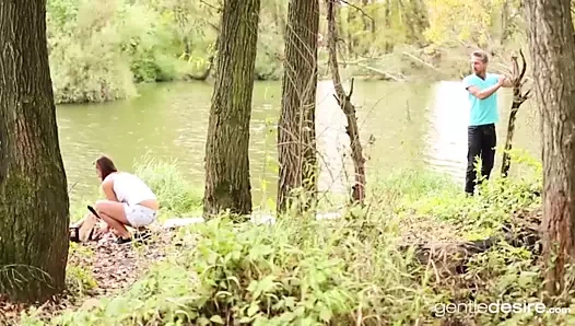 Gölde çarpıcı doğal Çek genç