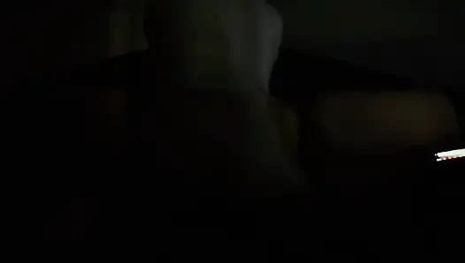 Onlar alt kattaki yeni yılı kutlarken karanlık bir odada sikişiyoruz