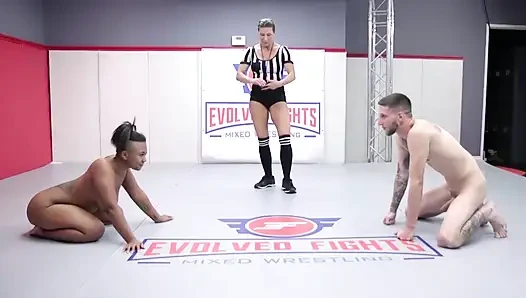 Avery Jane ve Cody Carter karışık güreş