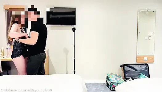Ateşli sakso evli kadın sevgilisiyle sikişiyor ve onu otel odasında emiyor wile kocası telefonda, aldatan evli kadın