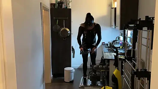 Fetiş loftları tv kölesi ile temizlik seansı bölüm 2-3.