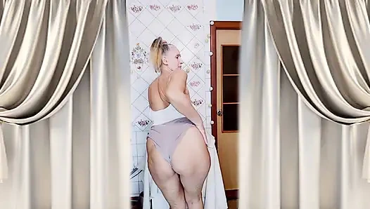 Cheerful housewife Lukerya's morning flirtation with juice and twerking