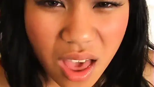 Sevimli Asyalı kız büyük zenci yarağını emiyor ve mutfakta sikiliyor