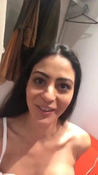 Latina güzellik göğüslerinden süt pompalar